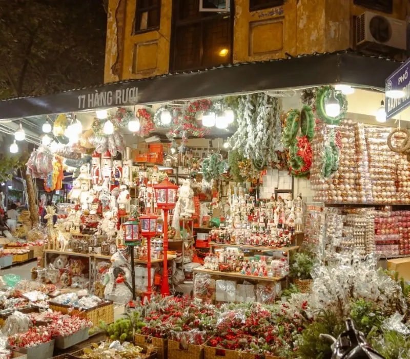 Phố H&agrave;ng M&atilde; lung linh trước thềm Noel 2025 7