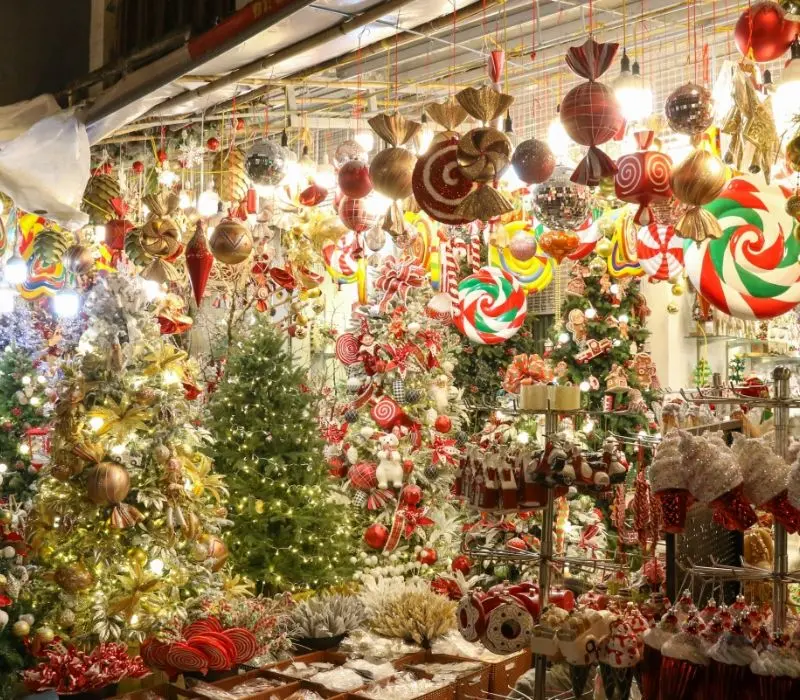 Phố H&agrave;ng M&atilde; lung linh trước thềm Noel 2025 5