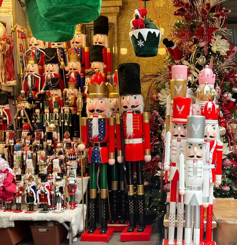 Phố H&agrave;ng M&atilde; lung linh trước thềm Noel 2025 6