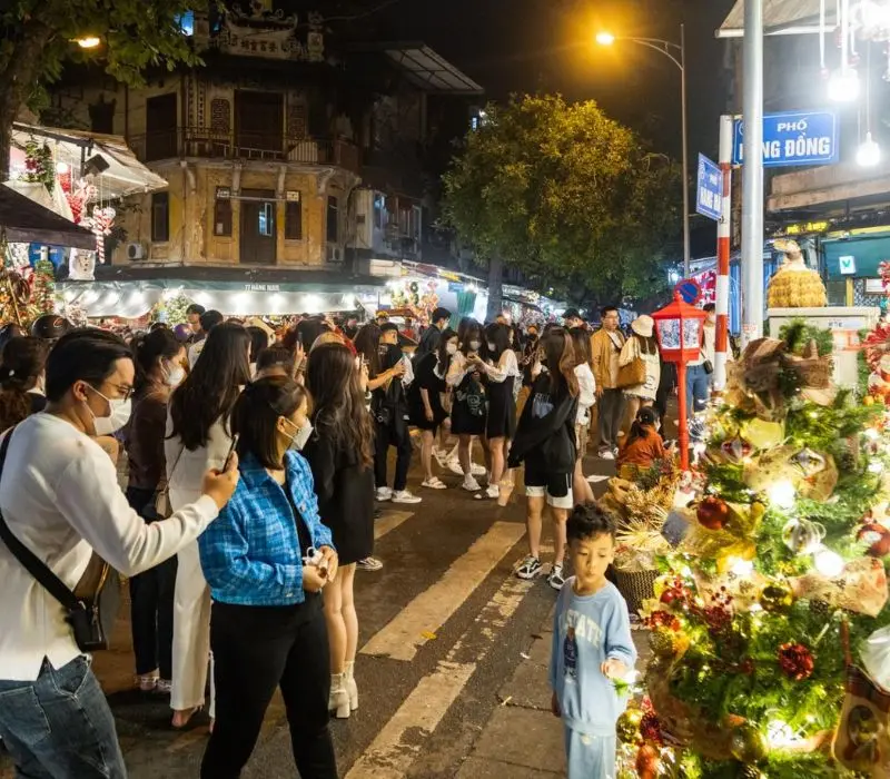 Phố H&agrave;ng M&atilde; lung linh trước thềm Noel 2025 15