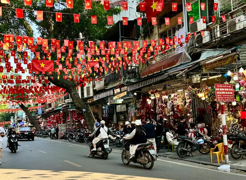 Phố H&agrave;ng M&atilde; lung linh trước thềm Noel 2025 3