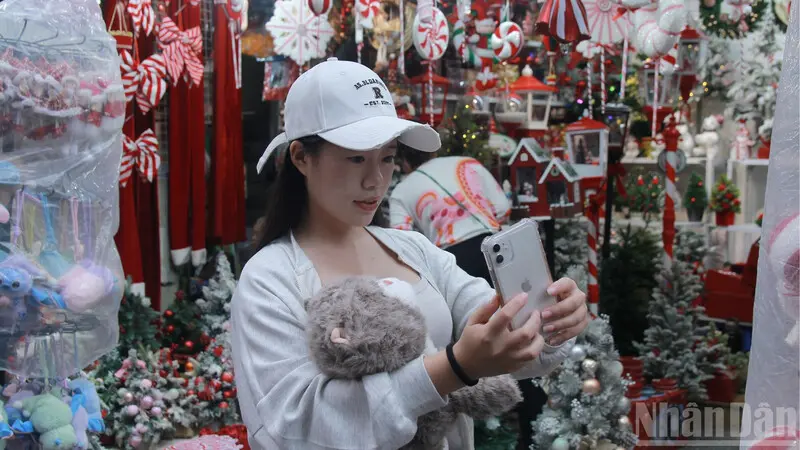 Phố H&agrave;ng M&atilde; lung linh trước thềm Noel 2025 16