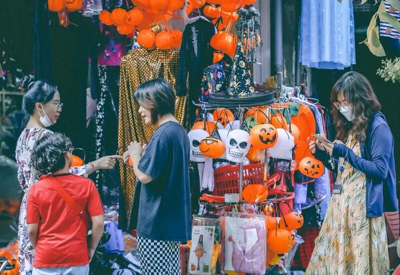 Phố H&agrave;ng M&atilde; Trung thu 2025 m&agrave;u sắc rực rỡ, nao nức người 14