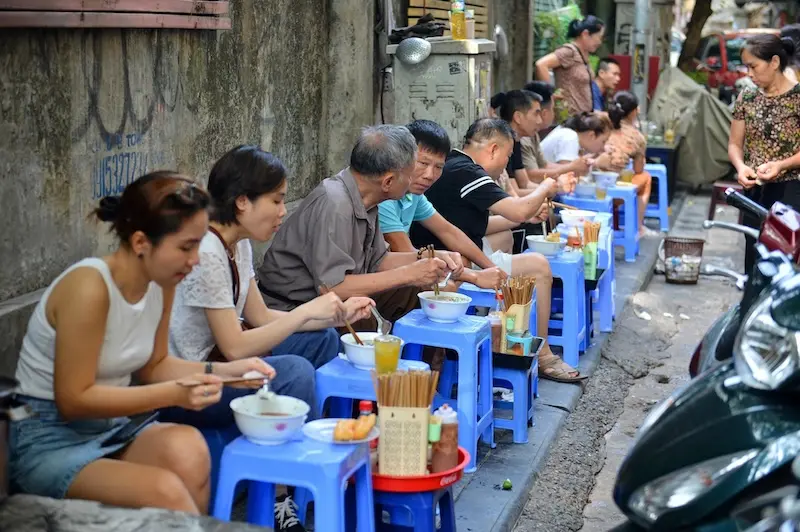 T&ocirc; phở b&ograve; Ấu Triệu c&oacute; g&igrave; lại được Michelin vinh danh? 4