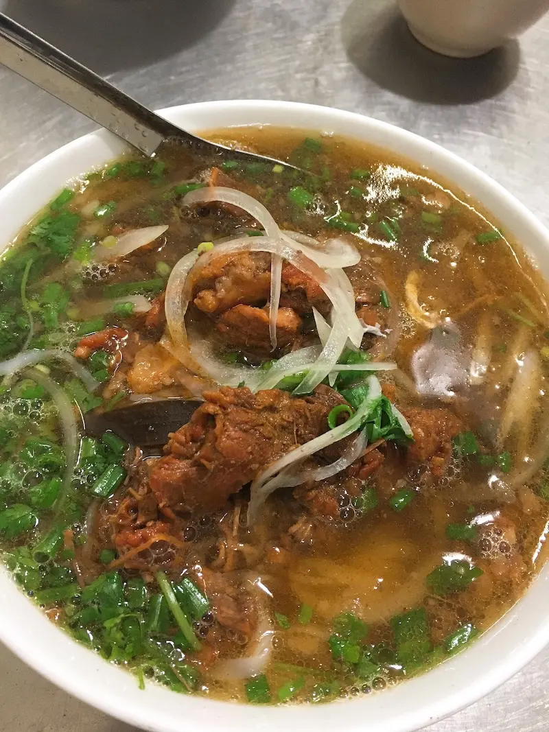 T&ocirc; phở b&ograve; Ấu Triệu c&oacute; g&igrave; lại được Michelin vinh danh? 9