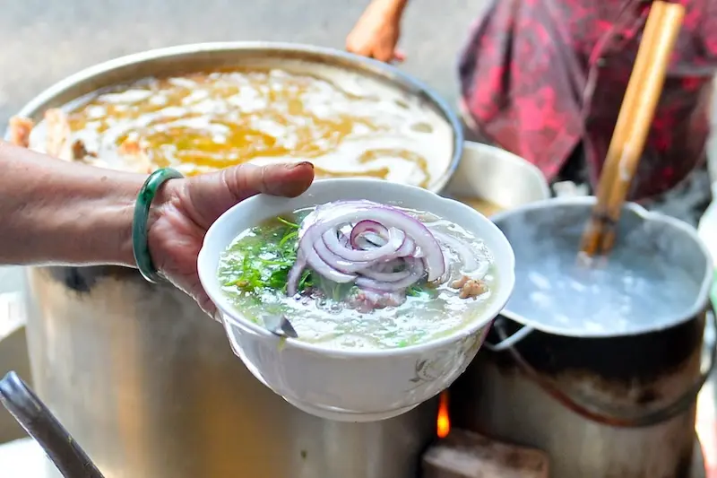 T&ocirc; phở b&ograve; Ấu Triệu c&oacute; g&igrave; lại được Michelin vinh danh? 6
