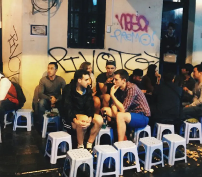 Tr&agrave; đ&aacute; vỉa h&egrave;, văn h&oacute;a b&igrave;nh dị nhưng đậm đ&agrave; của H&agrave; Nội 9