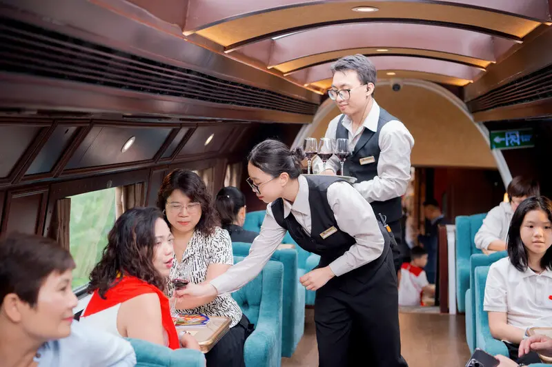 Trải nghiệm t&agrave;u H&agrave; Nội 5 cửa &ocirc;, một h&agrave;nh tr&igrave;nh văn h&oacute;a đặc sắc 7