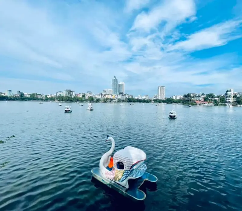 Đạp vịt hồ Tây, lênh đênh trên mặt nước màu xanh ngọc bích
