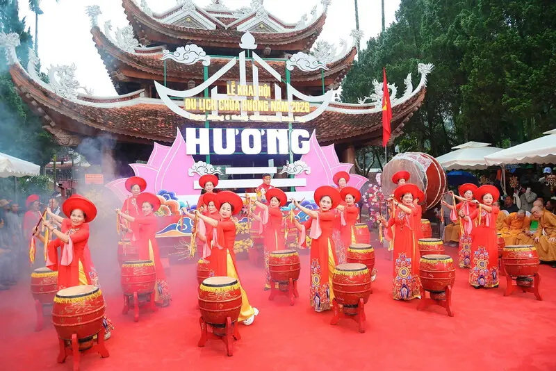 Kh&aacute;m ph&aacute; lễ hội ch&ugrave;a Hương 2026 với n&eacute;t đẹp văn h&oacute;a d&acirc;n tộc Việt 6