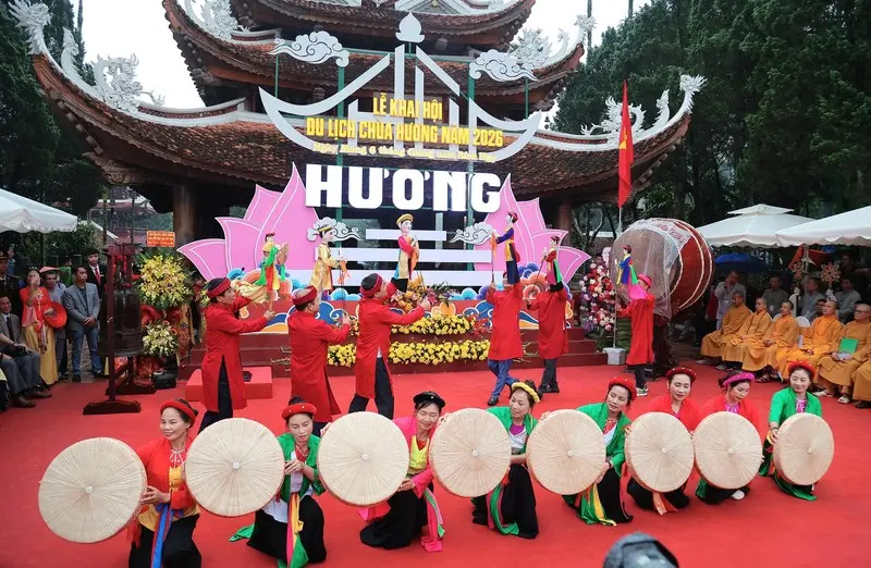 Kh&aacute;m ph&aacute; lễ hội ch&ugrave;a Hương 2026 với n&eacute;t đẹp văn h&oacute;a d&acirc;n tộc Việt 7