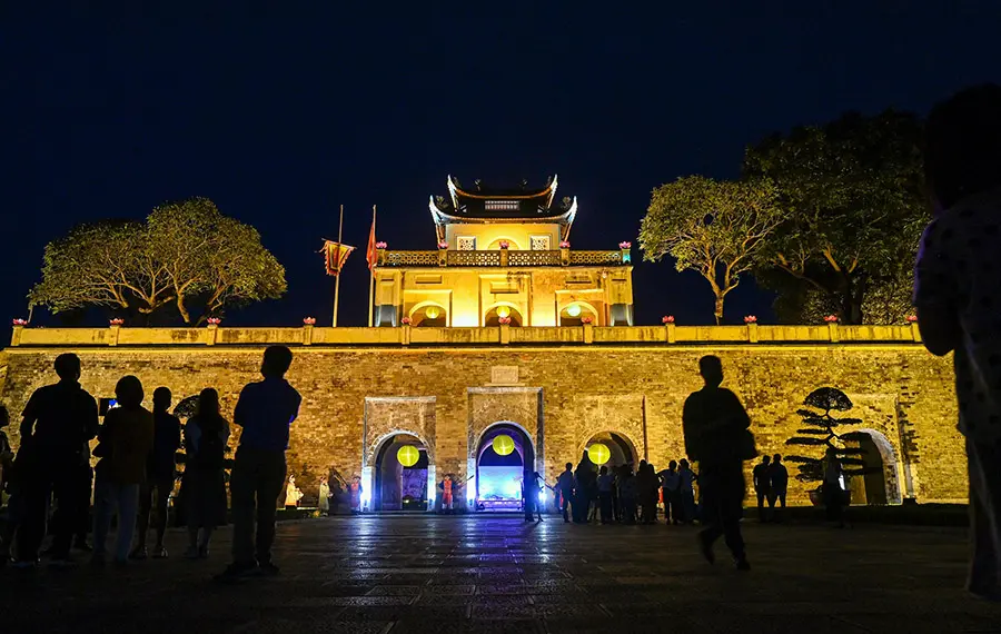 Tour đ&ecirc;m kh&aacute;m ph&aacute; Ho&agrave;ng Th&agrave;nh Thăng Long H&agrave; Nội t&igrave;m về cội nguồn lịch sử 2