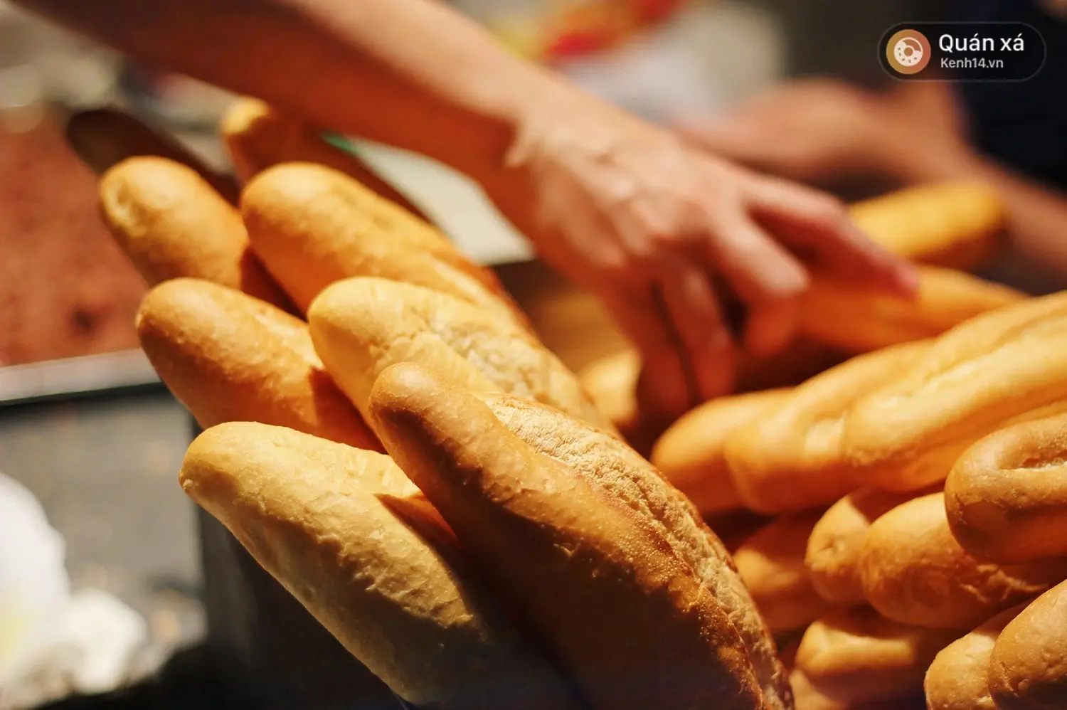 B&aacute;nh m&igrave; pate Cột Đ&egrave;n, qu&aacute;n nhỏ kh&ocirc;ng biển hiệu vẫn đ&ocirc;ng kh&aacute;ch 2