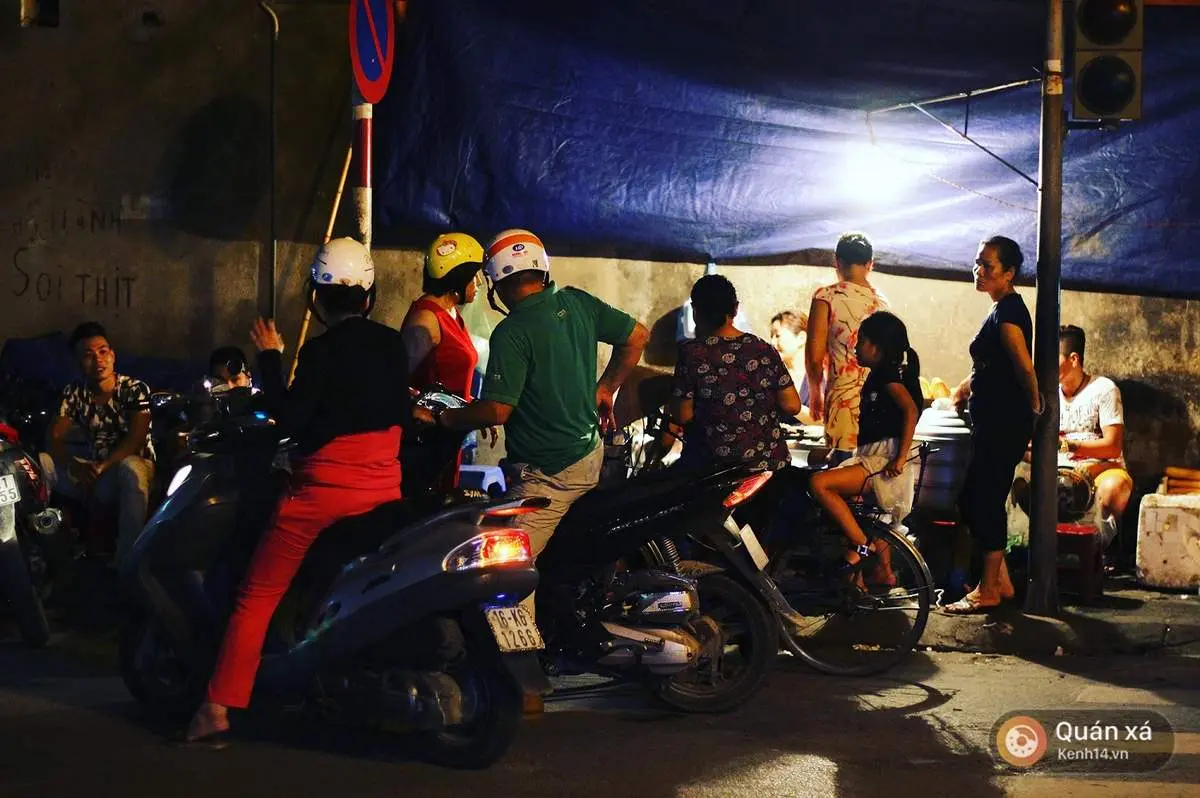 B&aacute;nh m&igrave; pate Cột Đ&egrave;n, qu&aacute;n nhỏ kh&ocirc;ng biển hiệu vẫn đ&ocirc;ng kh&aacute;ch 3