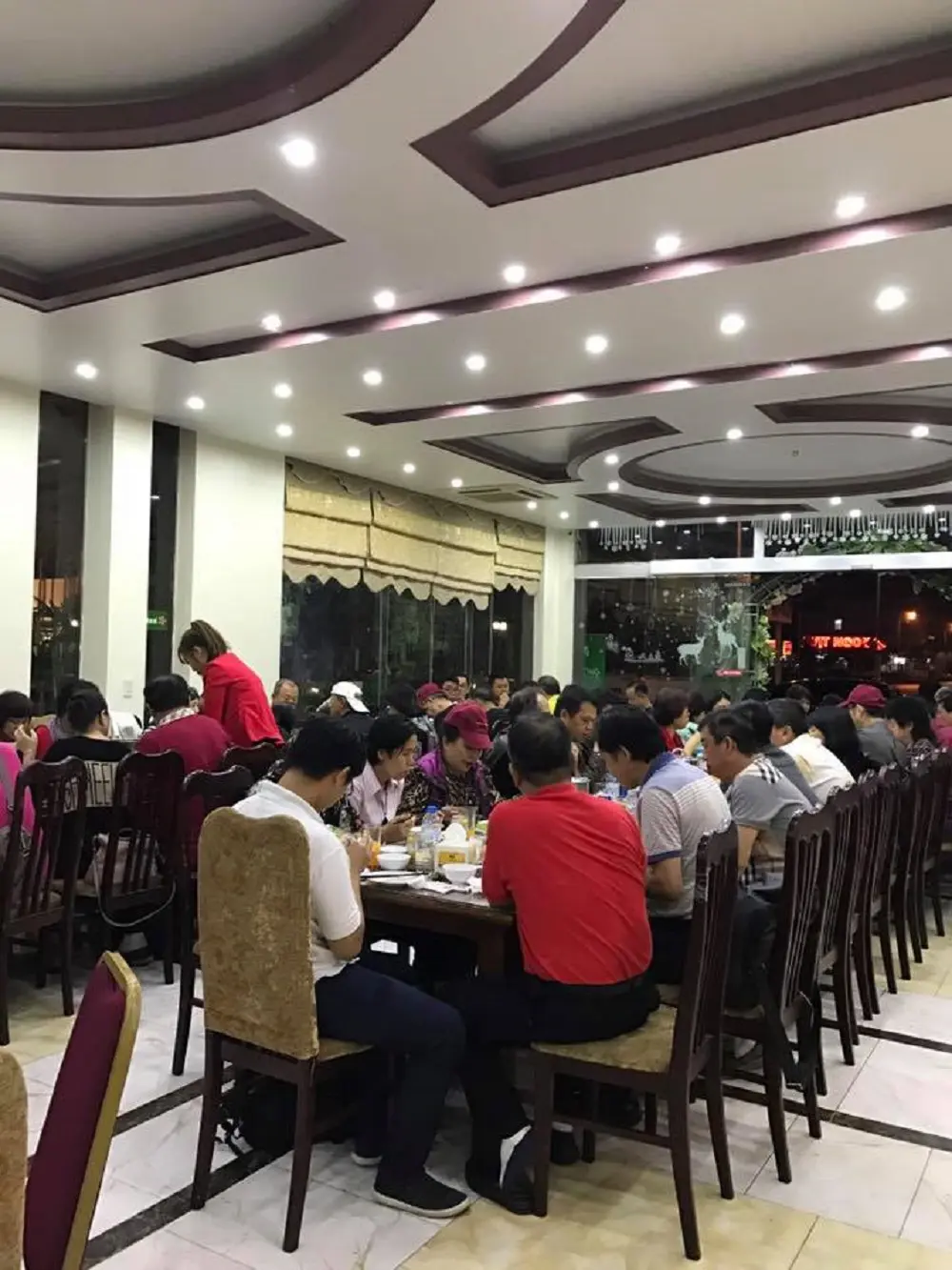 C&agrave;n qu&eacute;t thi&ecirc;n đường hải sản Gio Bien Restaurant Hai Phong 2