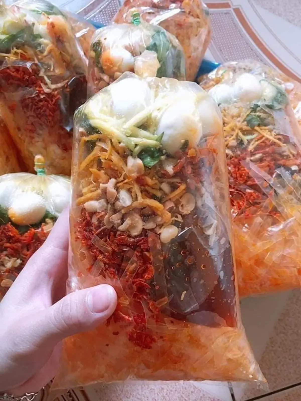 C&ugrave;ng MIA.vn ph&aacute; đảo ẩm thực tại Ăn vặt 102 Hải Ph&ograve;ng 5