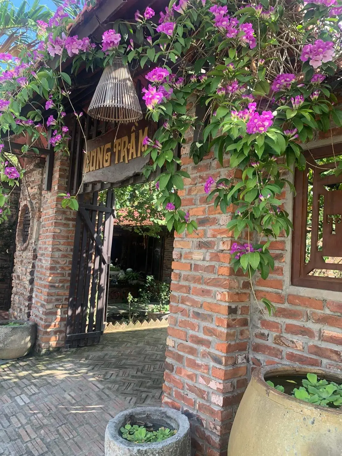 Cung Trầm Cafe Ẩm Thực với vẻ đẹp y&ecirc;n b&igrave;nh, ho&agrave;i cổ 8