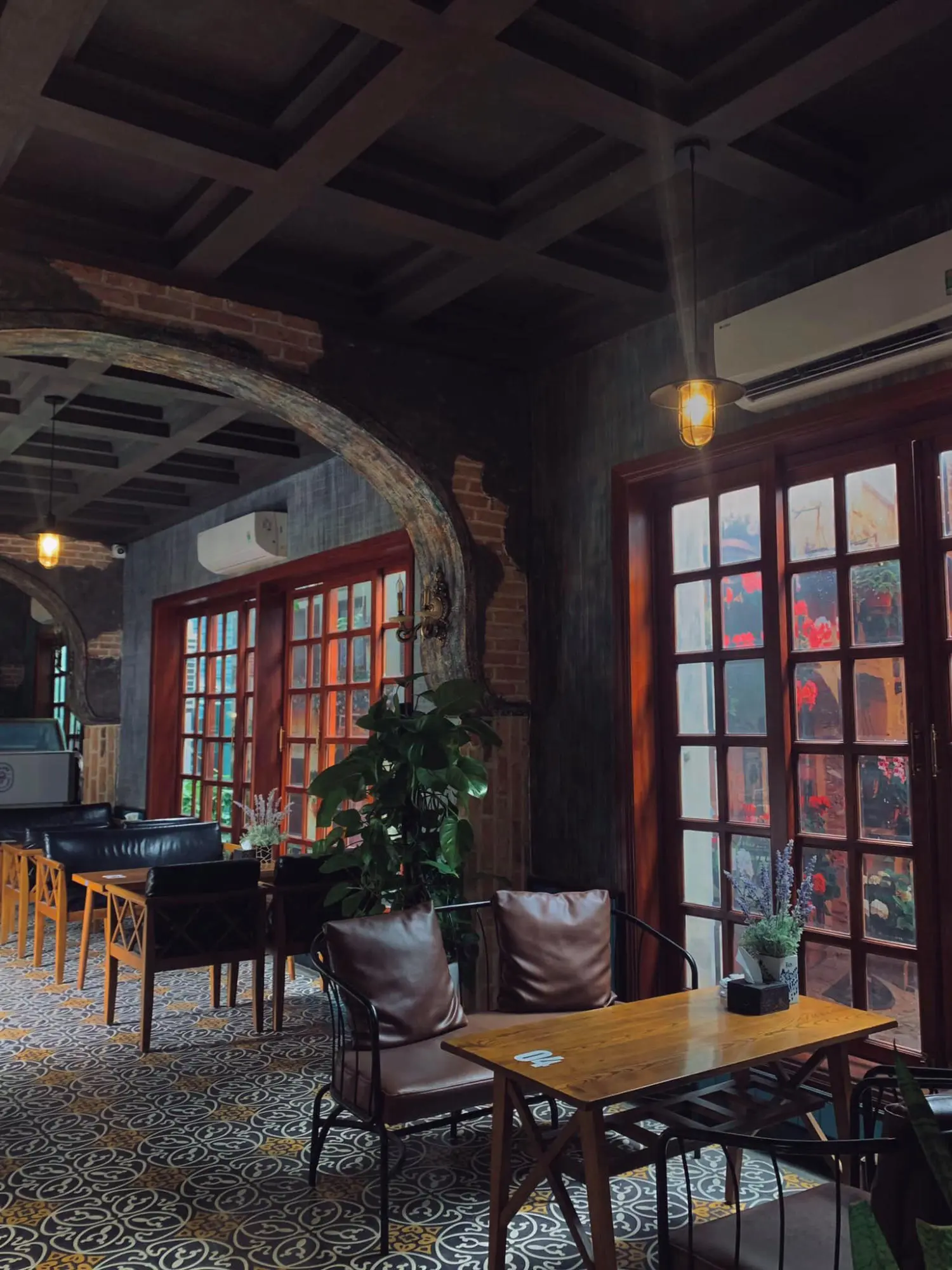 Happy House Cafe - Qu&aacute;n cafe c&aacute; Koi độc đ&aacute;o giữa l&ograve;ng Hải Ph&ograve;ng 9