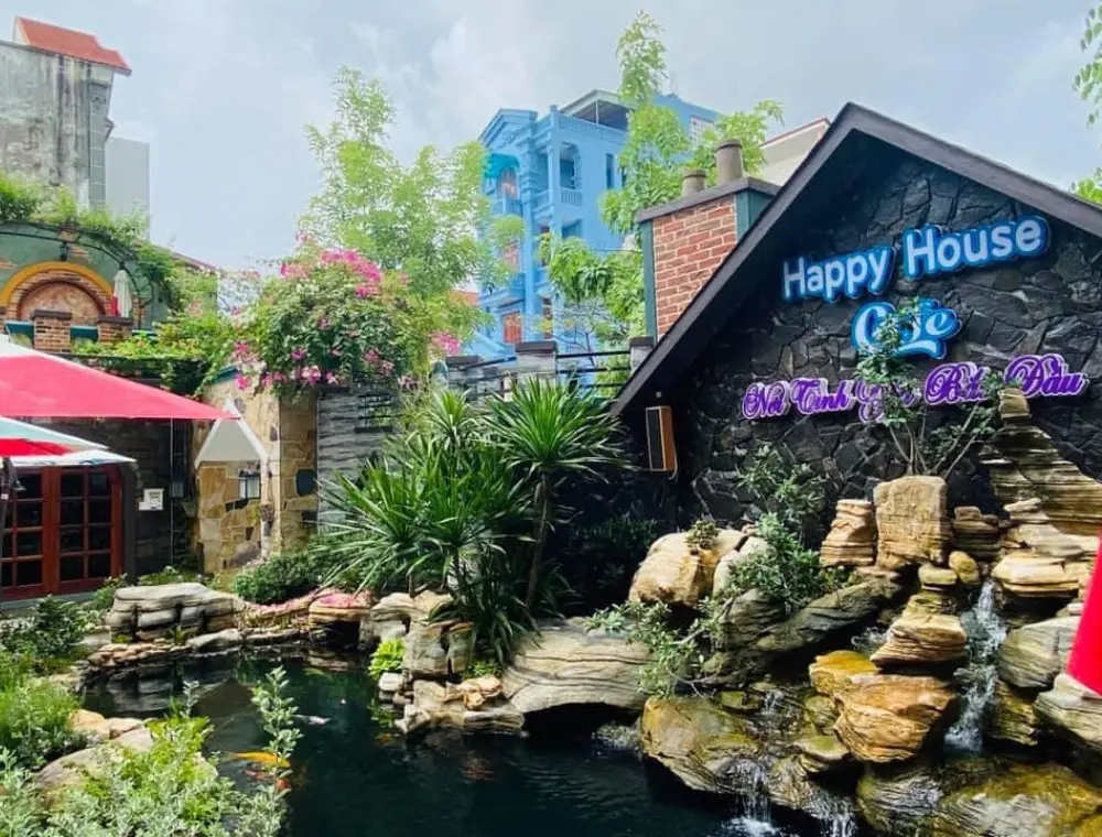 Happy House Cafe - Qu&aacute;n cafe c&aacute; Koi độc đ&aacute;o giữa l&ograve;ng Hải Ph&ograve;ng 2