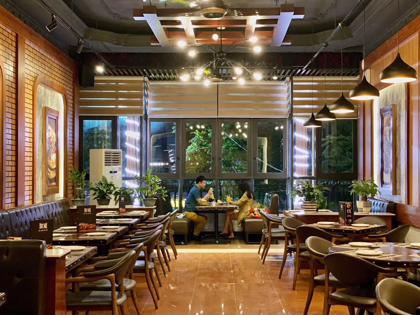 Lạc v&agrave;o ch&acirc;u &Acirc;u cổ điển tại Texgrill Restaurant Hải Ph&ograve;ng 4