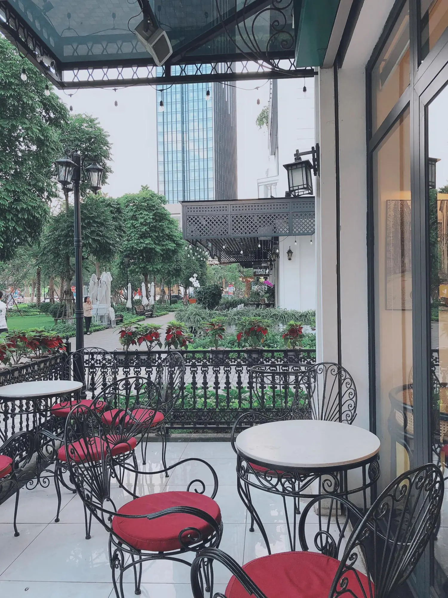 Mercy Caf&eacute; and Bread - Kh&ocirc;ng gian &acirc;m nhạc cực chill tại phố M&ecirc; Linh 13