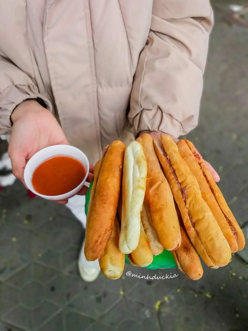 Ngất ng&acirc;y với B&aacute;nh m&igrave; cay B&agrave; Gi&agrave; Hải Ph&ograve;ng chỉ từ 2.000 đồng một ổ 4