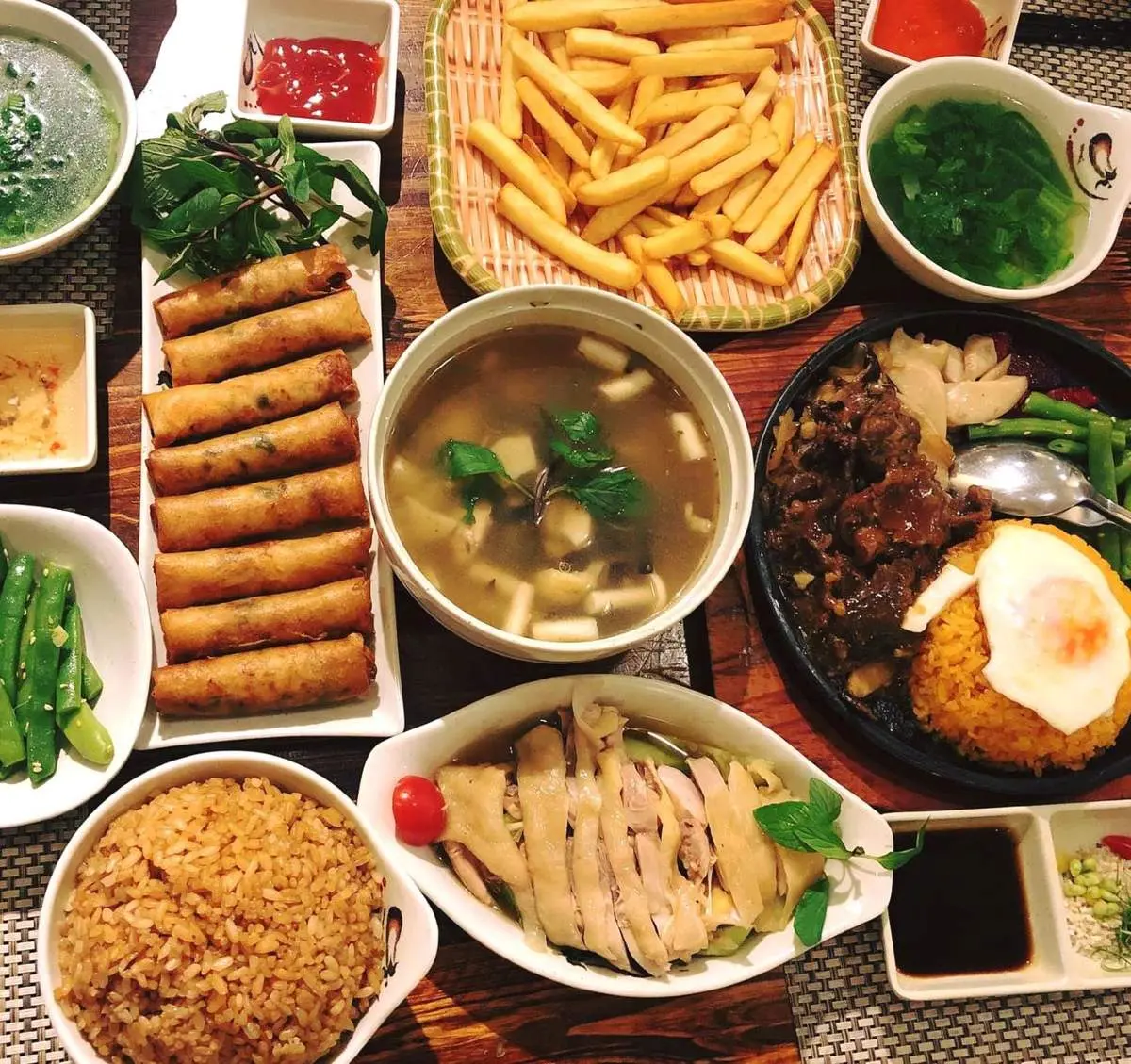 Thưởng thức đại tiệc thịnh soạn tại Nh&agrave; h&agrave;ng Cơm g&agrave; Singapore 20