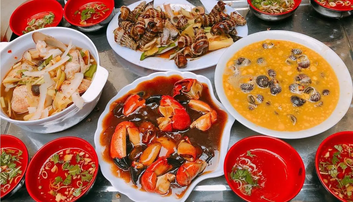 Hẻm nhỏ cũng không ngăn được sức hút của Quán ốc Thủy Dương