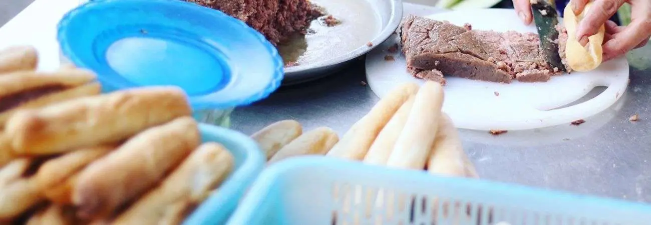 Ngất ngây với Bánh mì cay Bà Già Hải Phòng chỉ từ 2.000 đồng một ổ