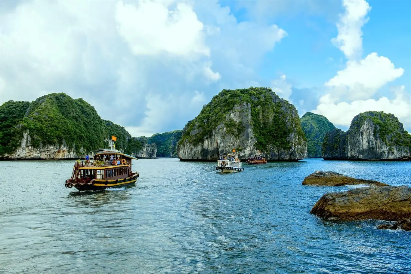 Đ&oacute;n xem Review 1 ng&agrave;y ở Lan Hạ của c&ocirc; n&agrave;ng Linh Trần 2