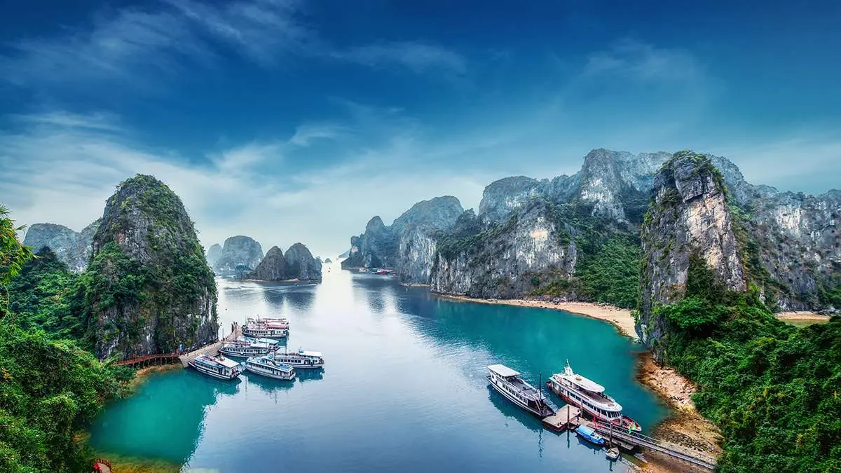 Ngắm vẻ đẹp thiên đường biển với lịch trình khám phá vịnh Lan Hạ