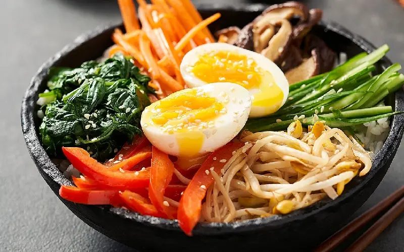 Bibimbap là gì? Tìm hiểu món cơm trộn Hàn Quốc hot toàn cầu 2