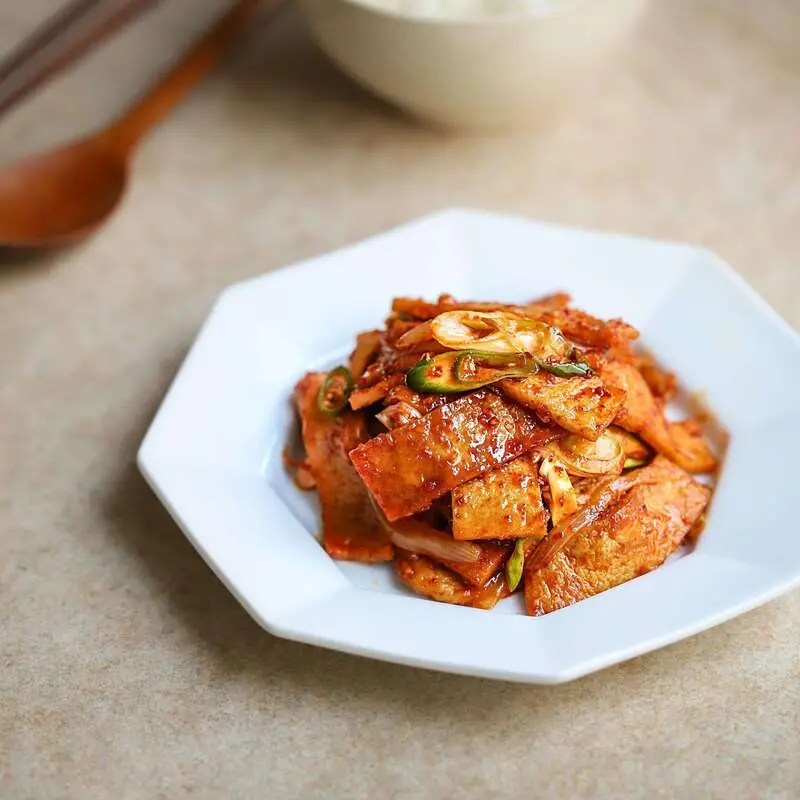 Chả c&aacute; H&agrave;n Quốc l&agrave; g&igrave;? T&igrave;m hiểu &ldquo;vi&ecirc;n ngọc&rdquo; ẩm thực đường phố xứ kim chi 7