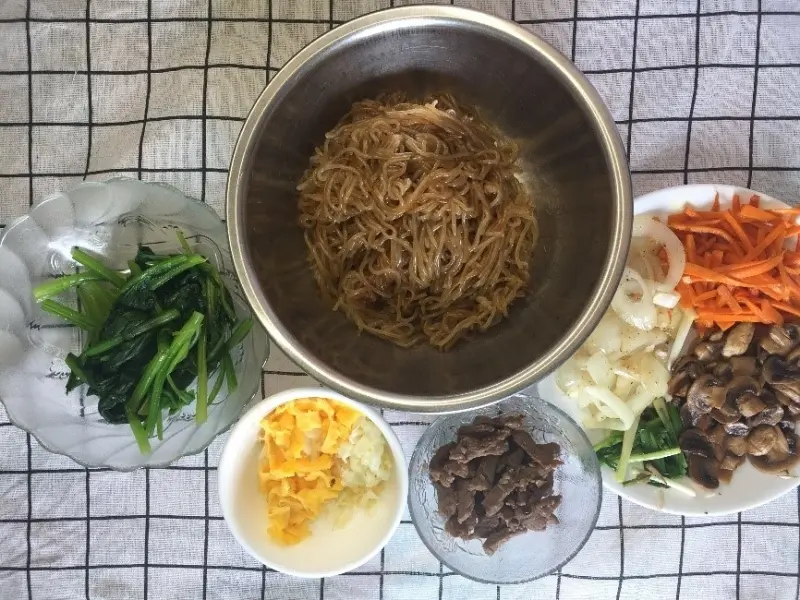 Japchae: Món miến trộn quốc dân trong ngày lễ Hàn Quốc 12