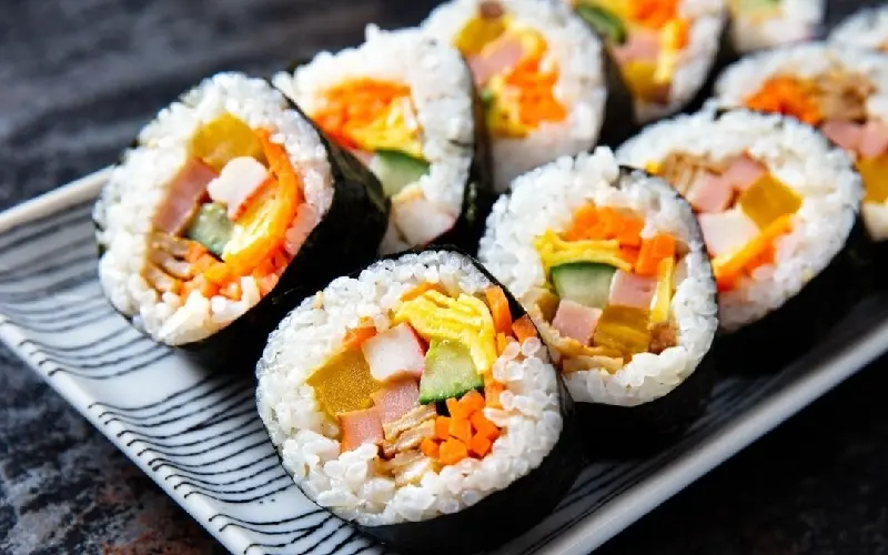 Kimbap: M&oacute;n ăn đường phố &ldquo;quốc d&acirc;n&rdquo; mang đậm hương vị H&agrave;n 2