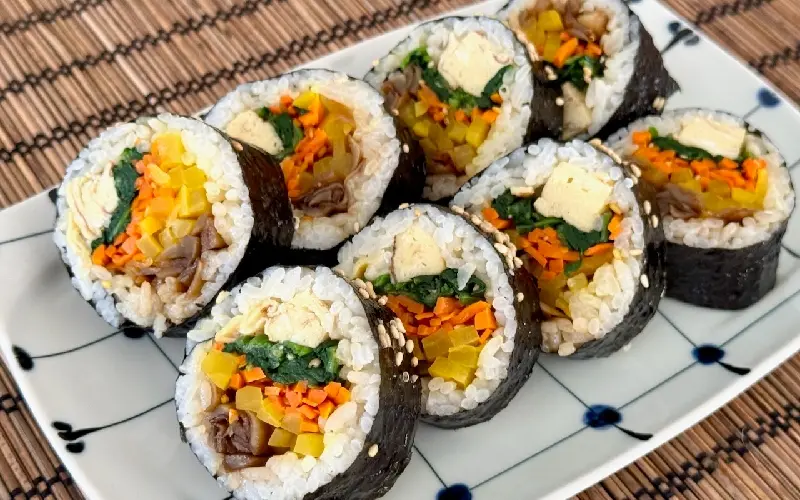 Kimbap: M&oacute;n ăn đường phố &ldquo;quốc d&acirc;n&rdquo; mang đậm hương vị H&agrave;n 3