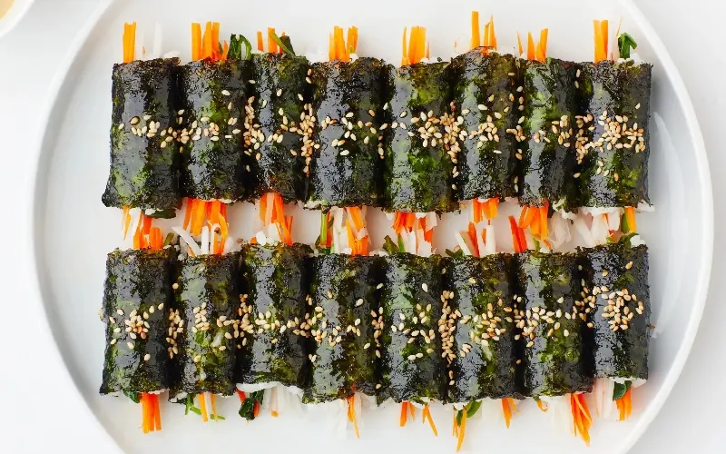 Kimbap: M&oacute;n ăn đường phố &ldquo;quốc d&acirc;n&rdquo; mang đậm hương vị H&agrave;n 6