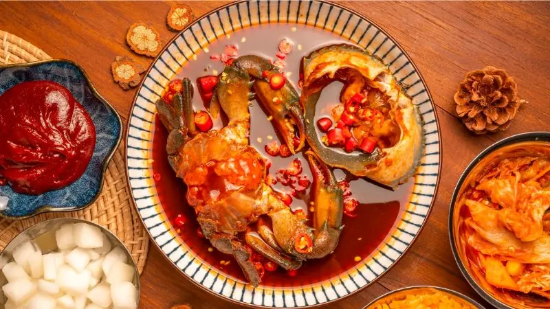 M&ecirc; mẩn vị ngon mặn, nồng của m&oacute;n cua ng&acirc;m tương H&agrave;n Quốc 2