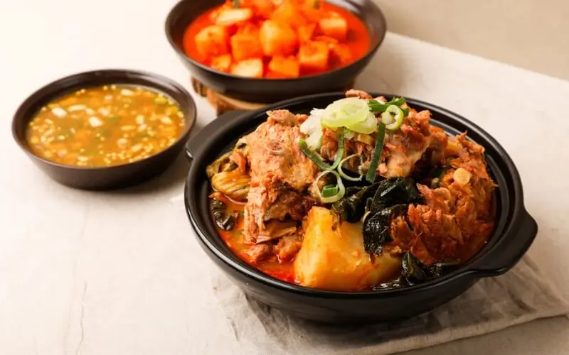 M&oacute;n ăn Gamjatang canh xương heo hầm hấp dẫn ai cũng n&ecirc;n thử 2