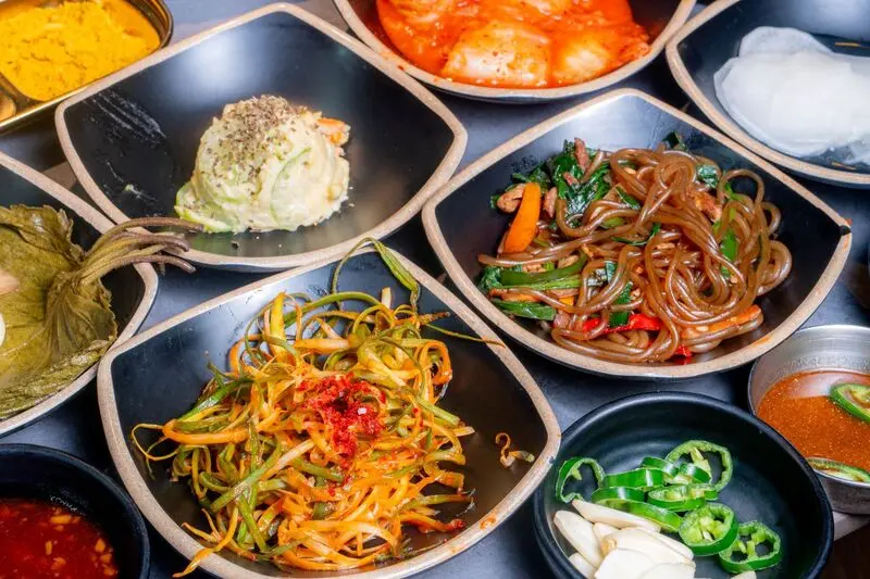 Panchan l&agrave; g&igrave;? C&aacute;c m&oacute;n ăn phụ đa dạng của ẩm thực H&agrave;n Quốc 5