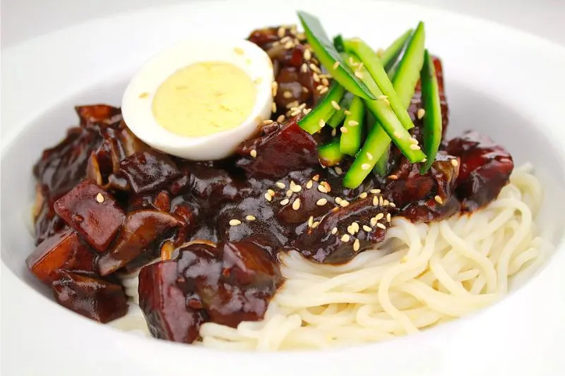 Thưởng thức Jajangmyeon – Món mì đen trứ danh xứ Hàn 2