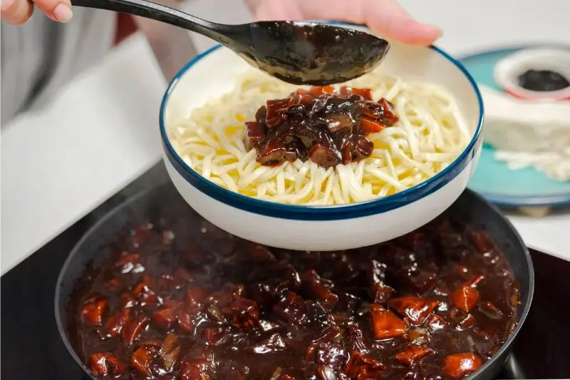 Thưởng thức Jajangmyeon – Món mì đen trứ danh xứ Hàn 5