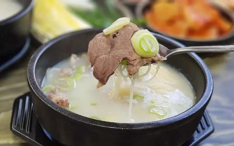 Thưởng thức Seolleongtang ngon trứ danh kh&ocirc;ng n&ecirc;n bỏ lỡ 2