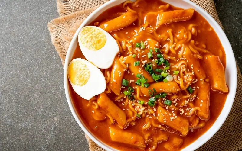 Tokbokki H&agrave;n Quốc g&acirc;y sốt to&agrave;n cầu c&oacute; g&igrave; đặc biệt? 4