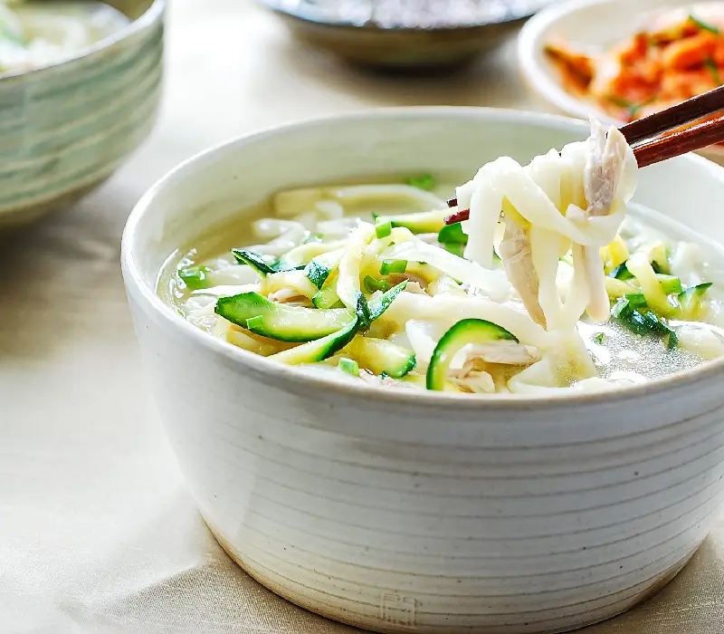 Khám phá Kalguksu: Món mì thủ công cắt bằng dao đặc sắc