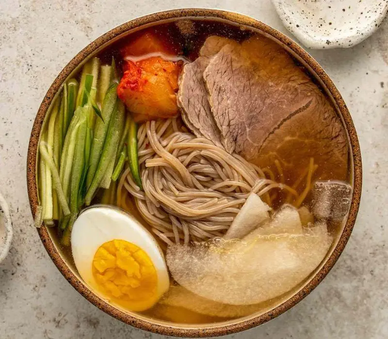 Mê mẩn trước món mì lạnh Naengmyeon nổi tiếng ở Hàn Quốc
