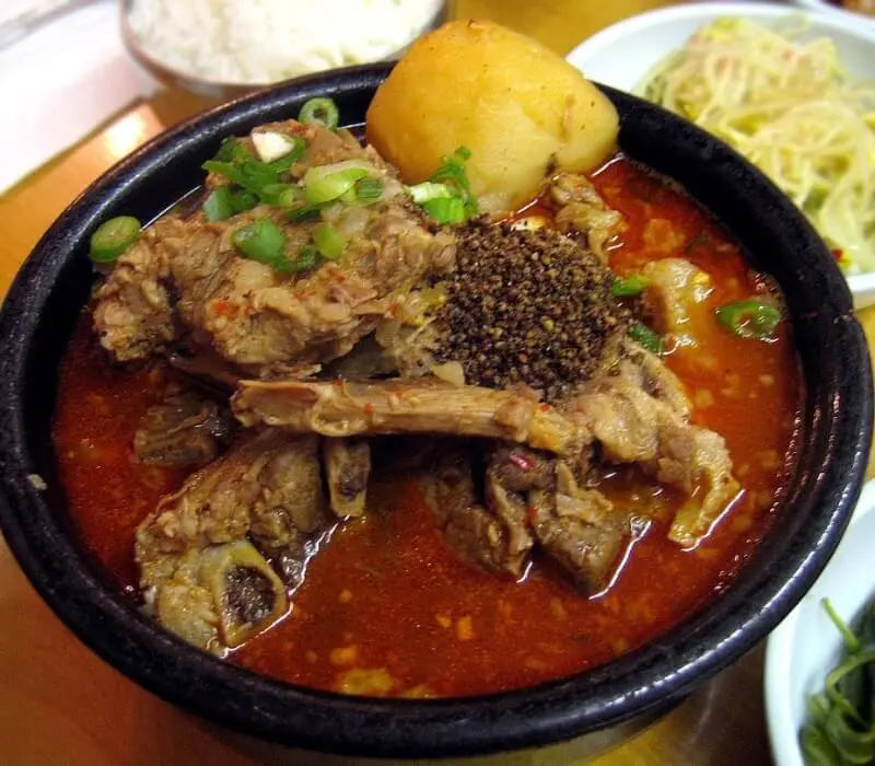 Món ăn Gamjatang canh xương heo hầm hấp dẫn ai cũng nên thử