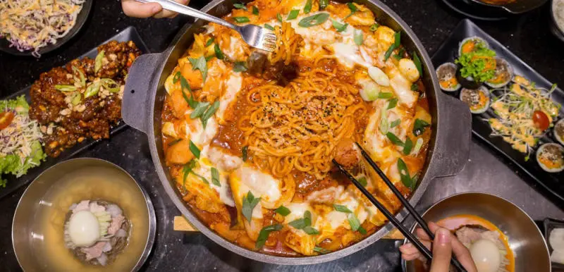 Check in thi&ecirc;n đường giải tr&iacute; Hongdae n&aacute;o nhiệt tại H&agrave;n Quốc 10