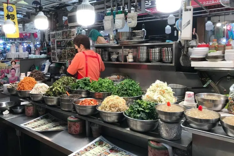 Kh&aacute;m ph&aacute; chợ Gwangjang, thưởng thức ẩm thực đường phố H&agrave;n Quốc 15