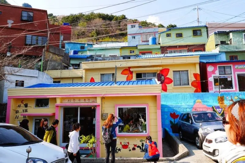 Vẻ đẹp đa sắc m&agrave;u của l&agrave;ng văn h&oacute;a Gamcheon tr&ecirc;n từng bước ch&acirc;n 10